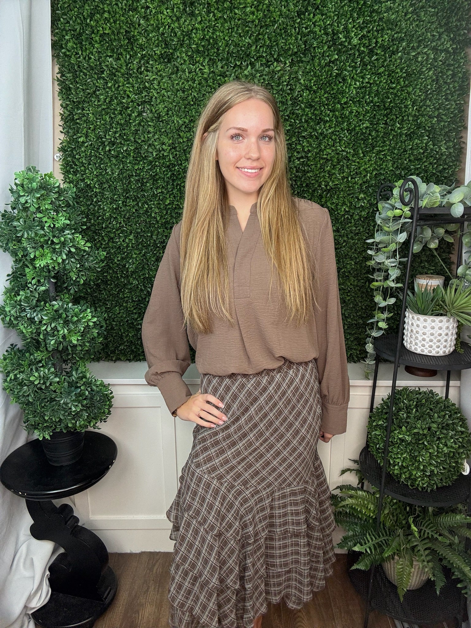 LONG SLEEVE SPLIT-NECK WOVEN TOP - MOCHA