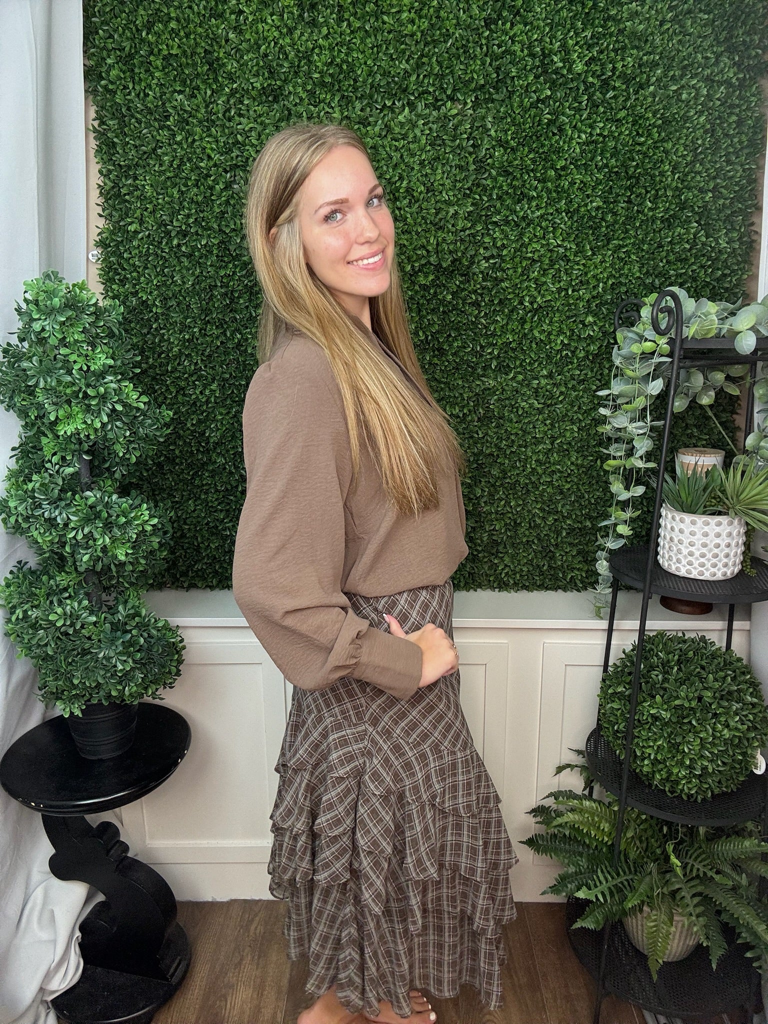 LONG SLEEVE SPLIT-NECK WOVEN TOP - MOCHA