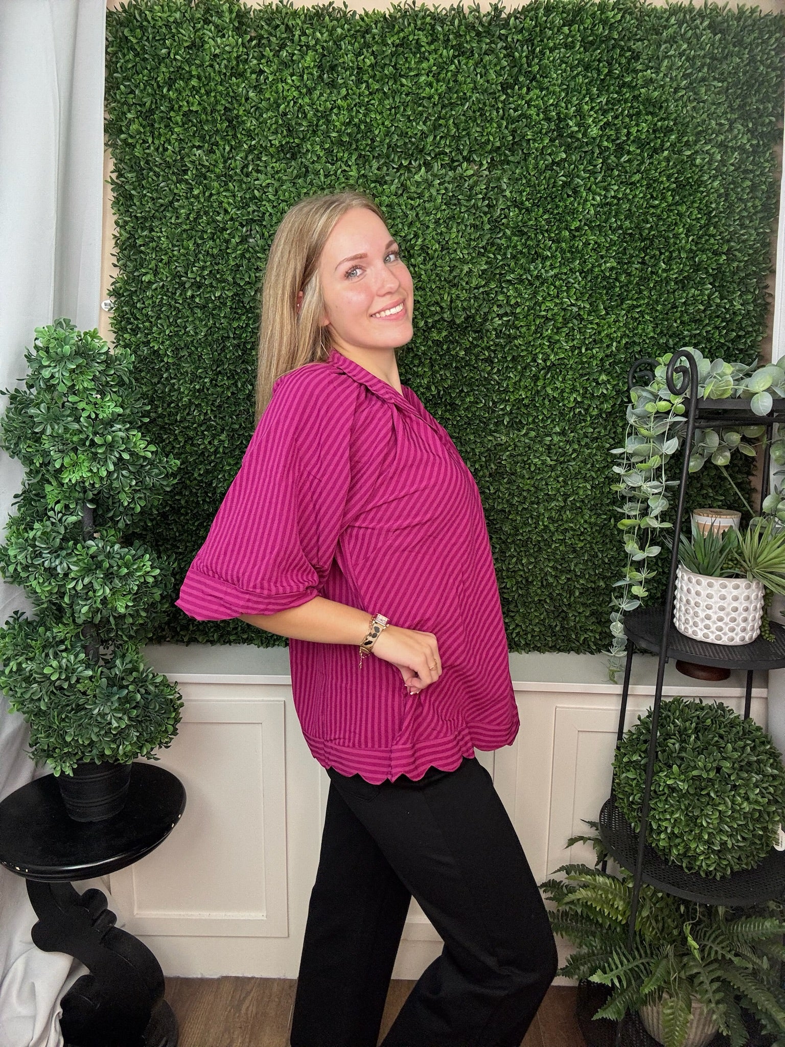 SLEEVE LINING STRIPED SEERSUCKER V-SLIT NECK TOP WITH BUBBLE SLEEVE - MAGENTA