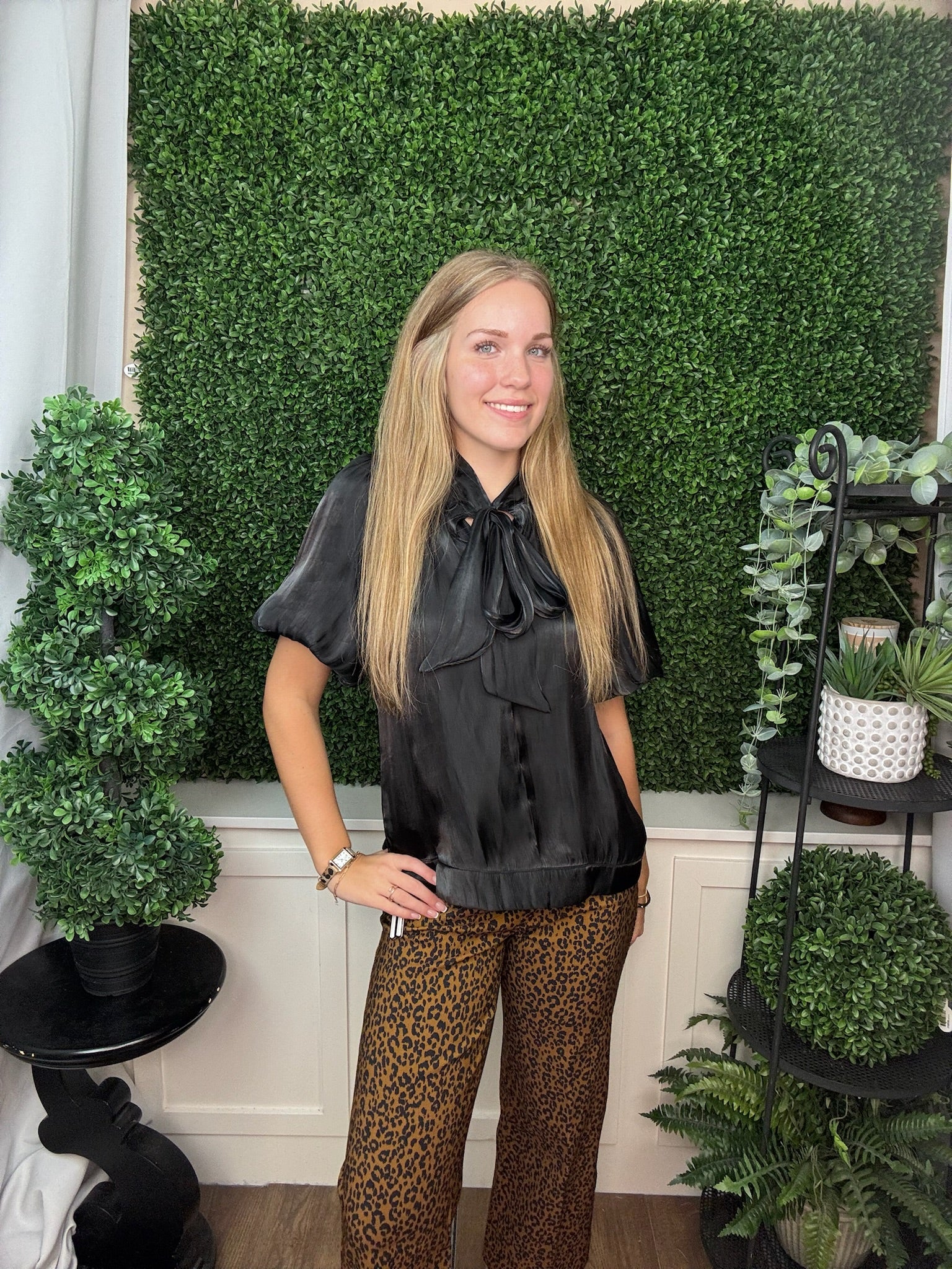 SHORT PUFF SLEEVE WOVEN TOP WITH BOW - BLACK/CREAM/RED