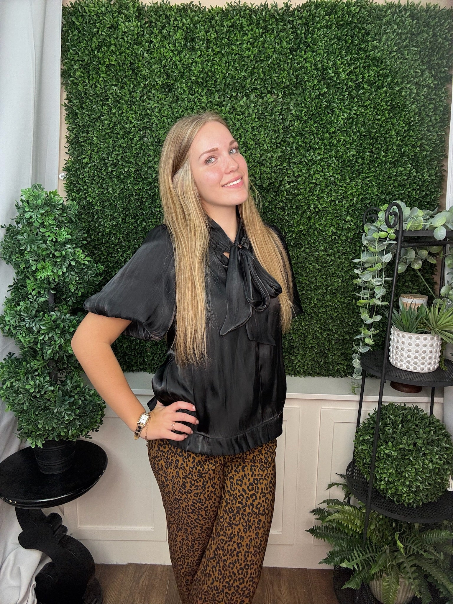 SHORT PUFF SLEEVE WOVEN TOP WITH BOW - BLACK/CREAM/RED