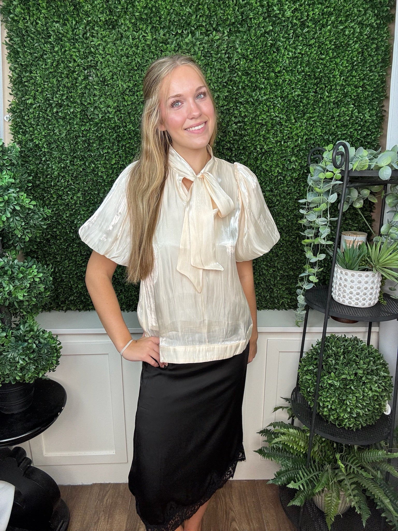 SHORT PUFF SLEEVE WOVEN TOP WITH BOW - BLACK/CREAM/RED