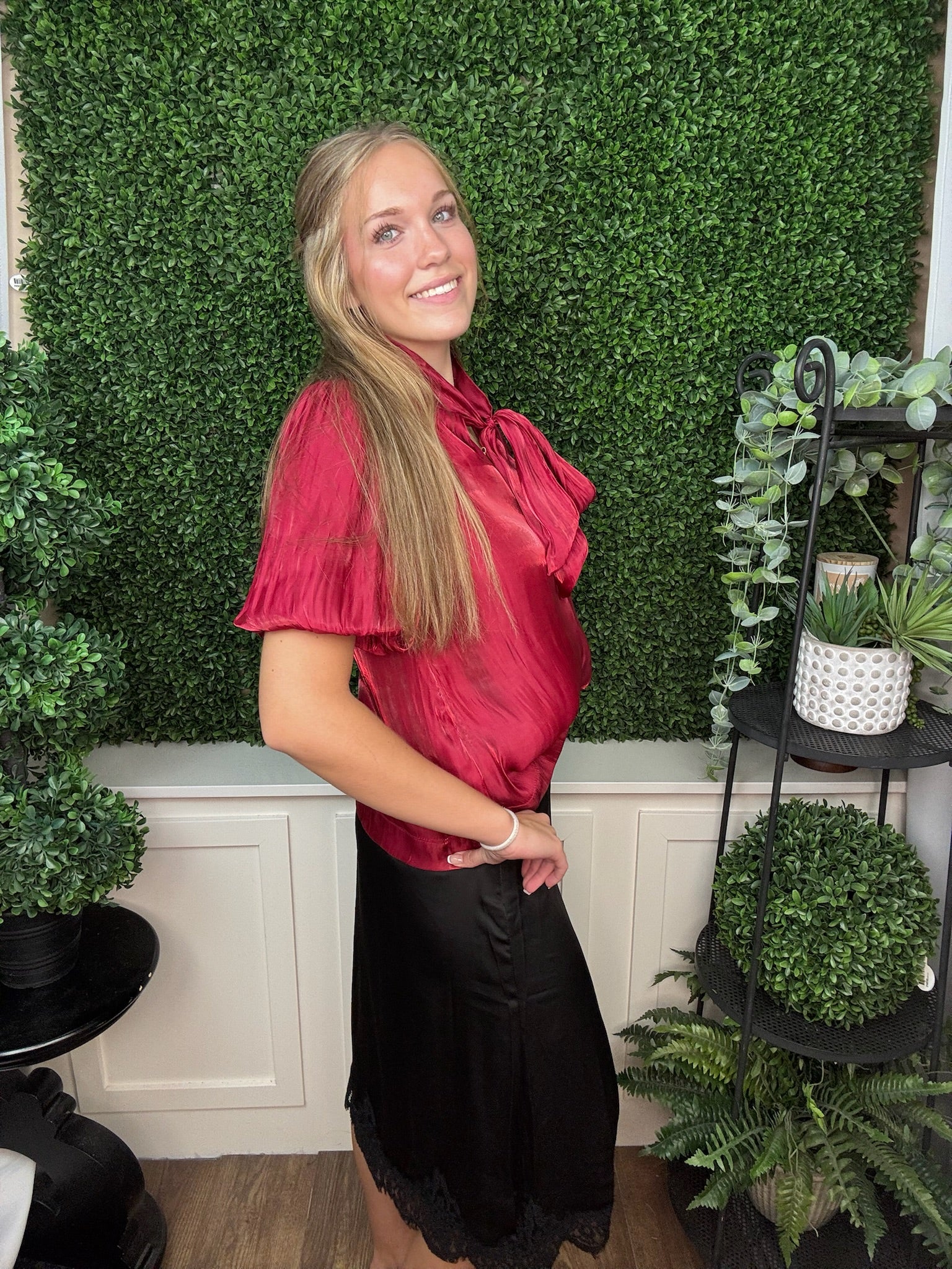 SHORT PUFF SLEEVE WOVEN TOP WITH BOW - BLACK/CREAM/RED