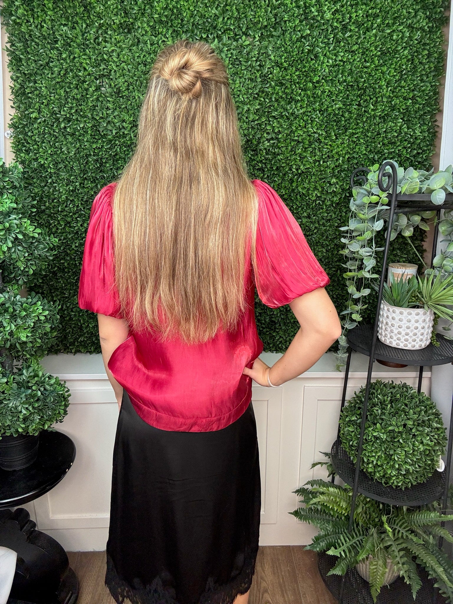 SHORT PUFF SLEEVE WOVEN TOP WITH BOW - BLACK/CREAM/RED