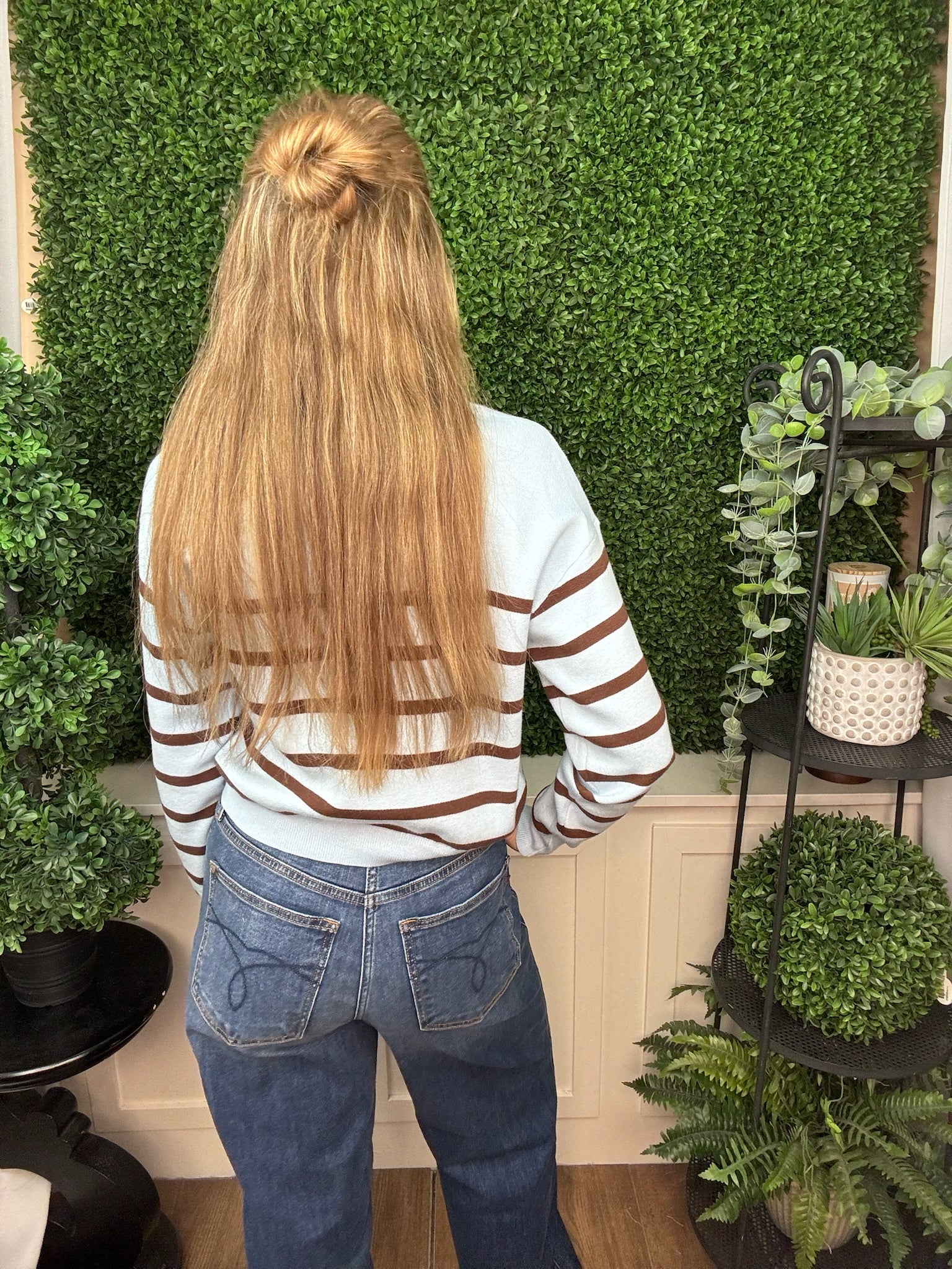 STRIPED SWEATER WITH FRONT KNOT DETAIL - BLUE BROWN