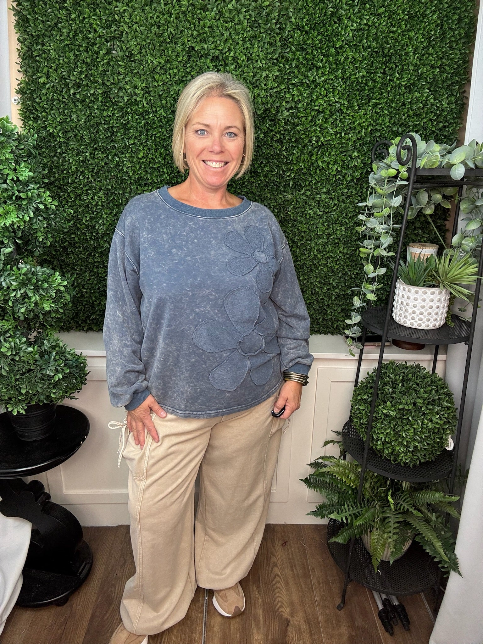 WASHED FLORAL APPLIQUE SWEATSHIRT - DENIM