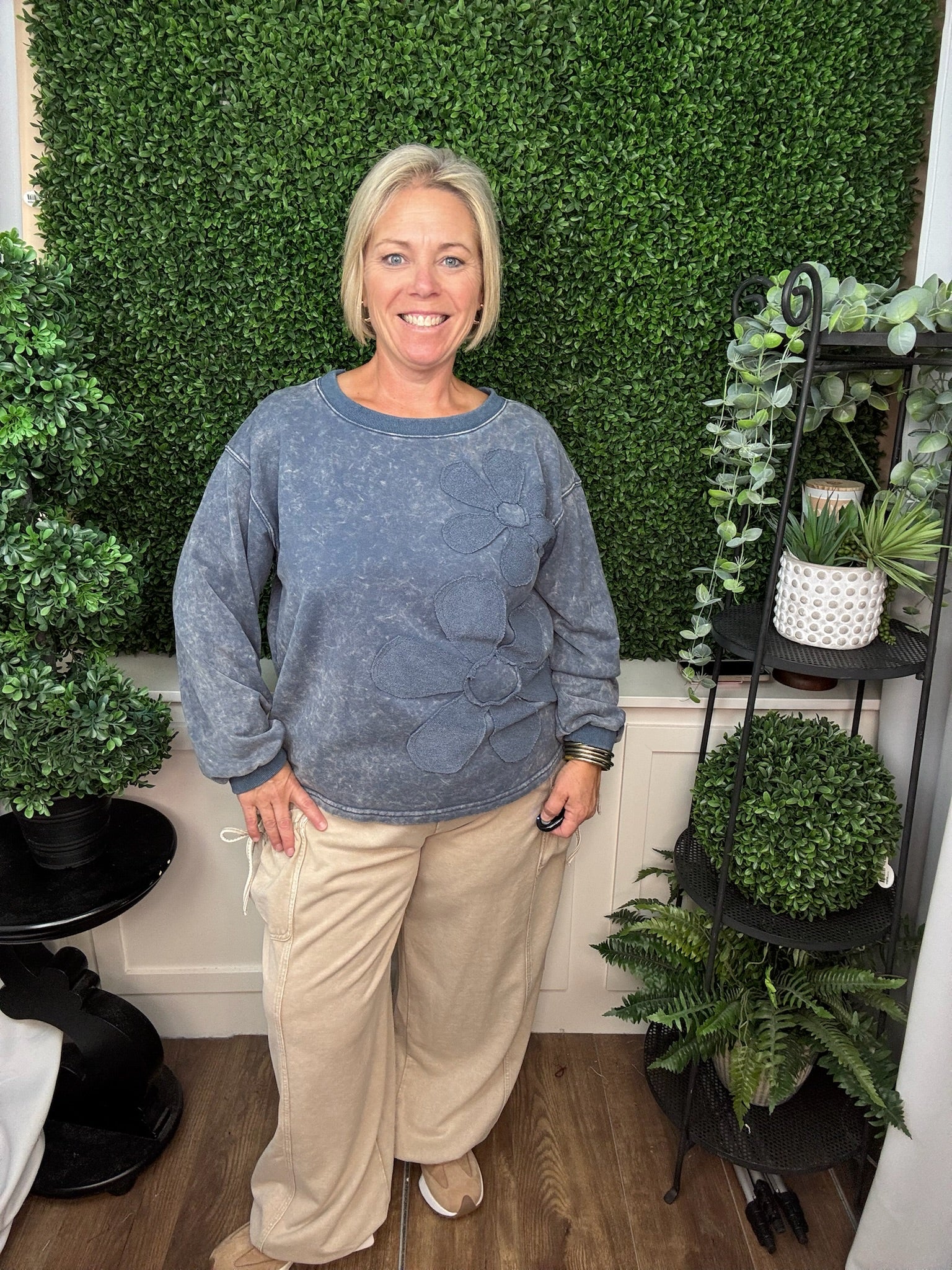 WASHED FLORAL APPLIQUE SWEATSHIRT - DENIM