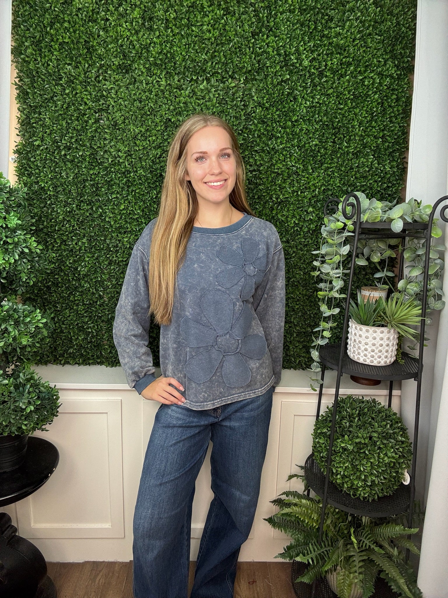 WASHED FLORAL APPLIQUE SWEATSHIRT - DENIM