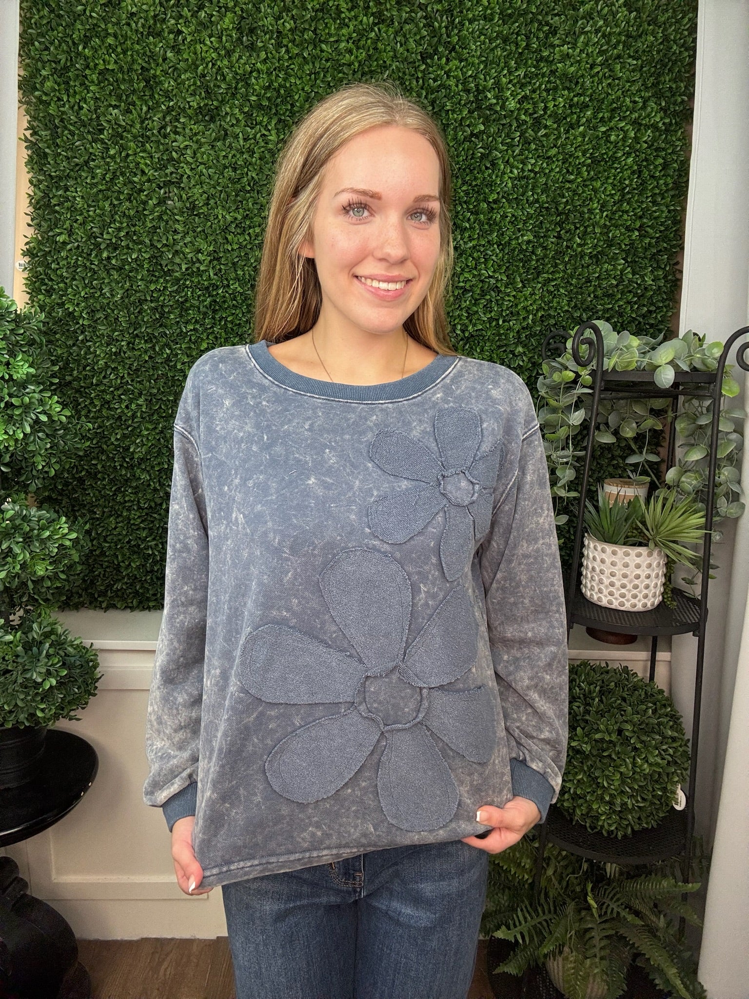 WASHED FLORAL APPLIQUE SWEATSHIRT - DENIM