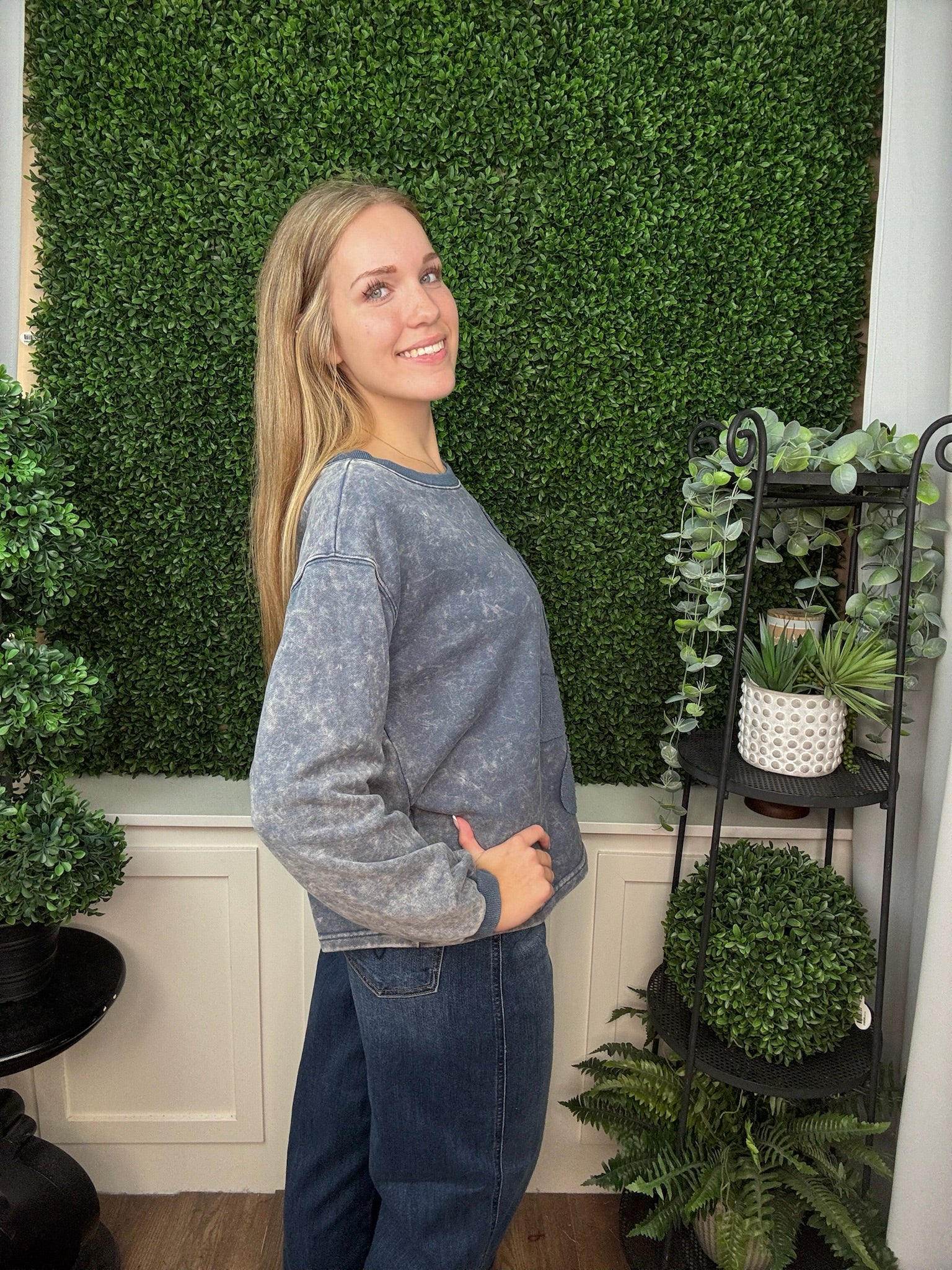 WASHED FLORAL APPLIQUE SWEATSHIRT - DENIM