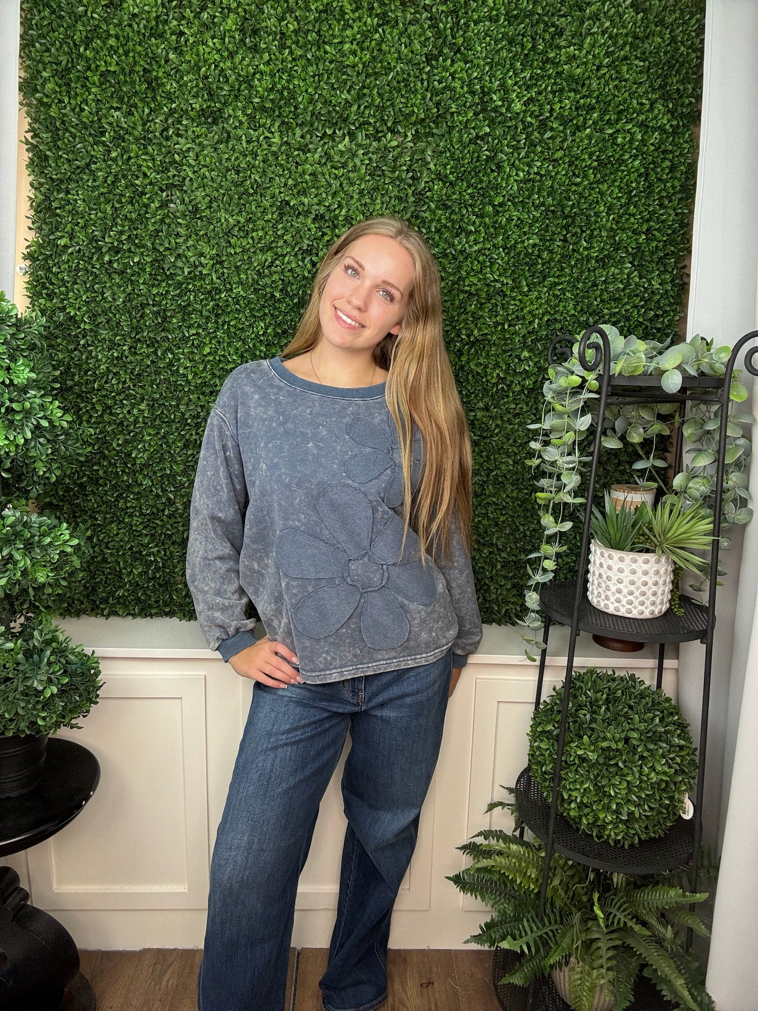 WASHED FLORAL APPLIQUE SWEATSHIRT - DENIM