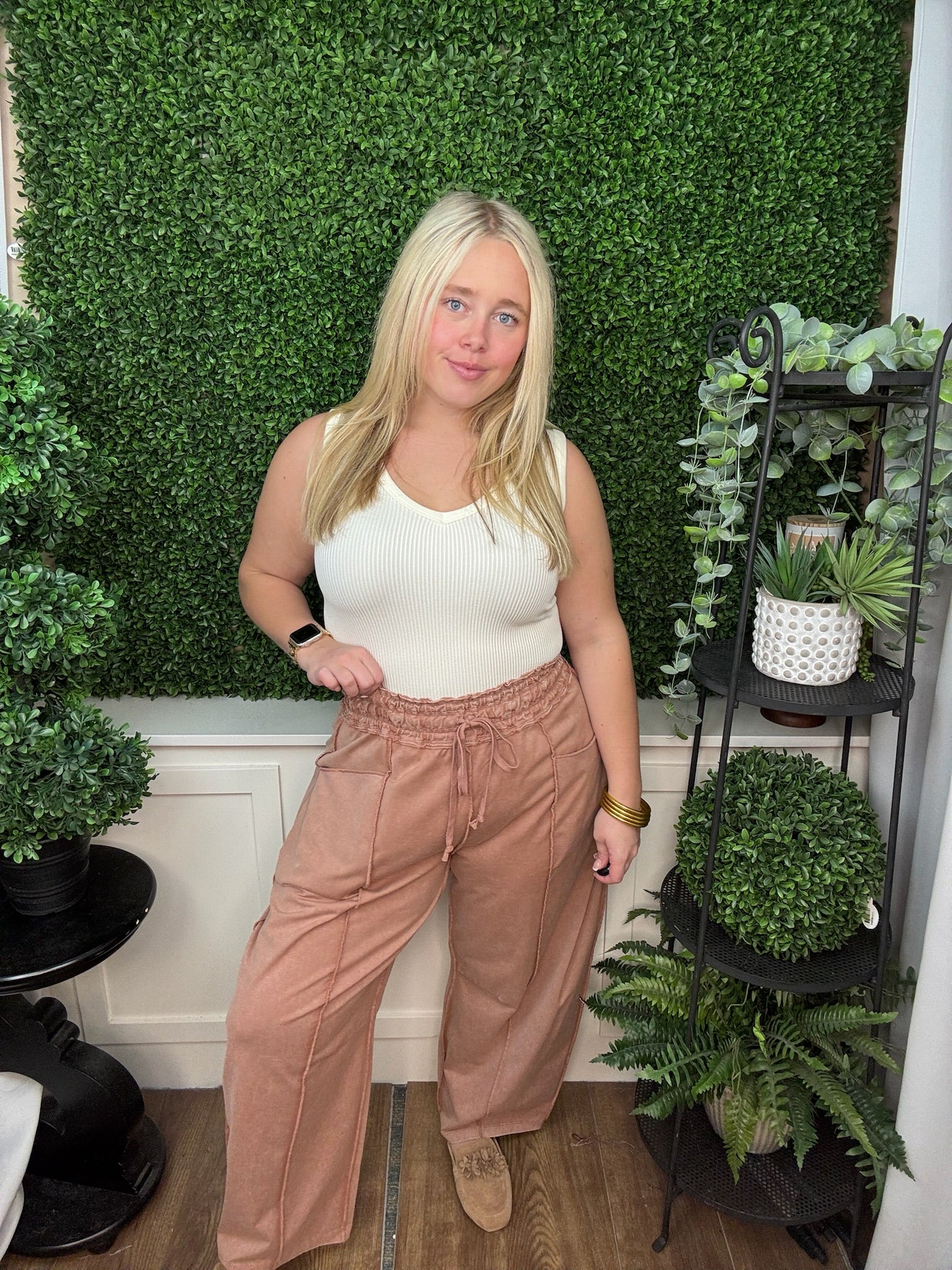 RUFFLE WAISTBAND DRAWSTRING WIDE LEG PANTS - RED BEAN