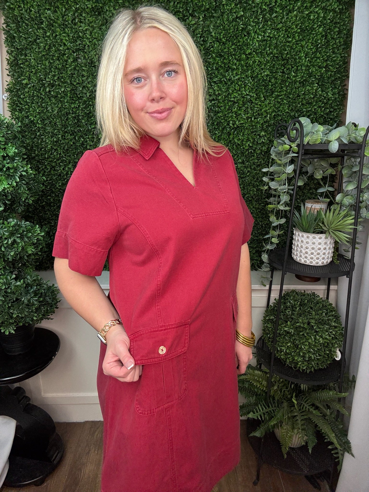 SHORT SLEEVE COLLARED V-NECK UTILITY DRESS WITH FRONT POCKETS - RED