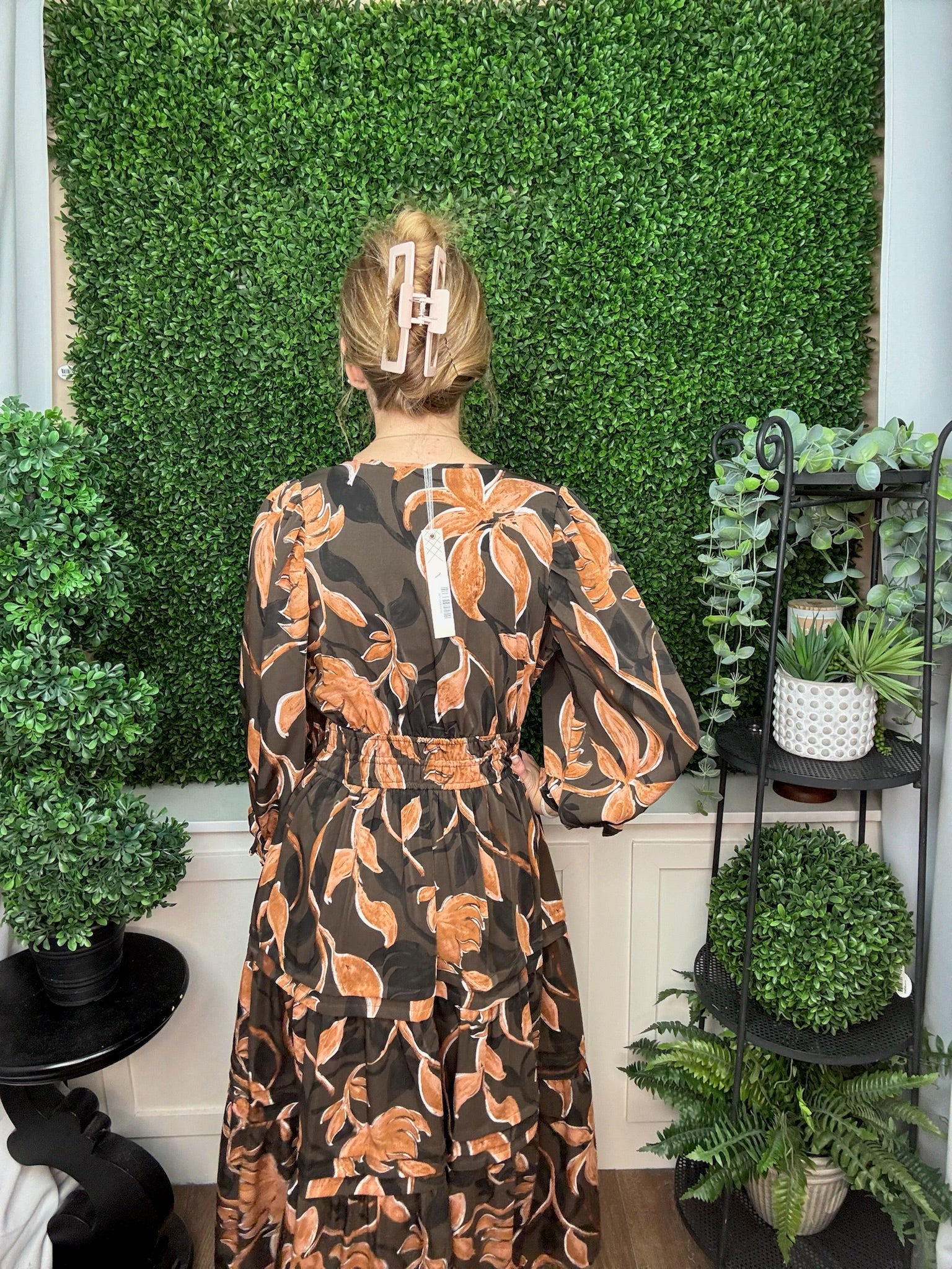 3/4 SLEEVE WAISTED ELASTIC TIERED FLORAL PRINT WOVEN MIDl DRESS WITH SIDE POCKET - BROWN