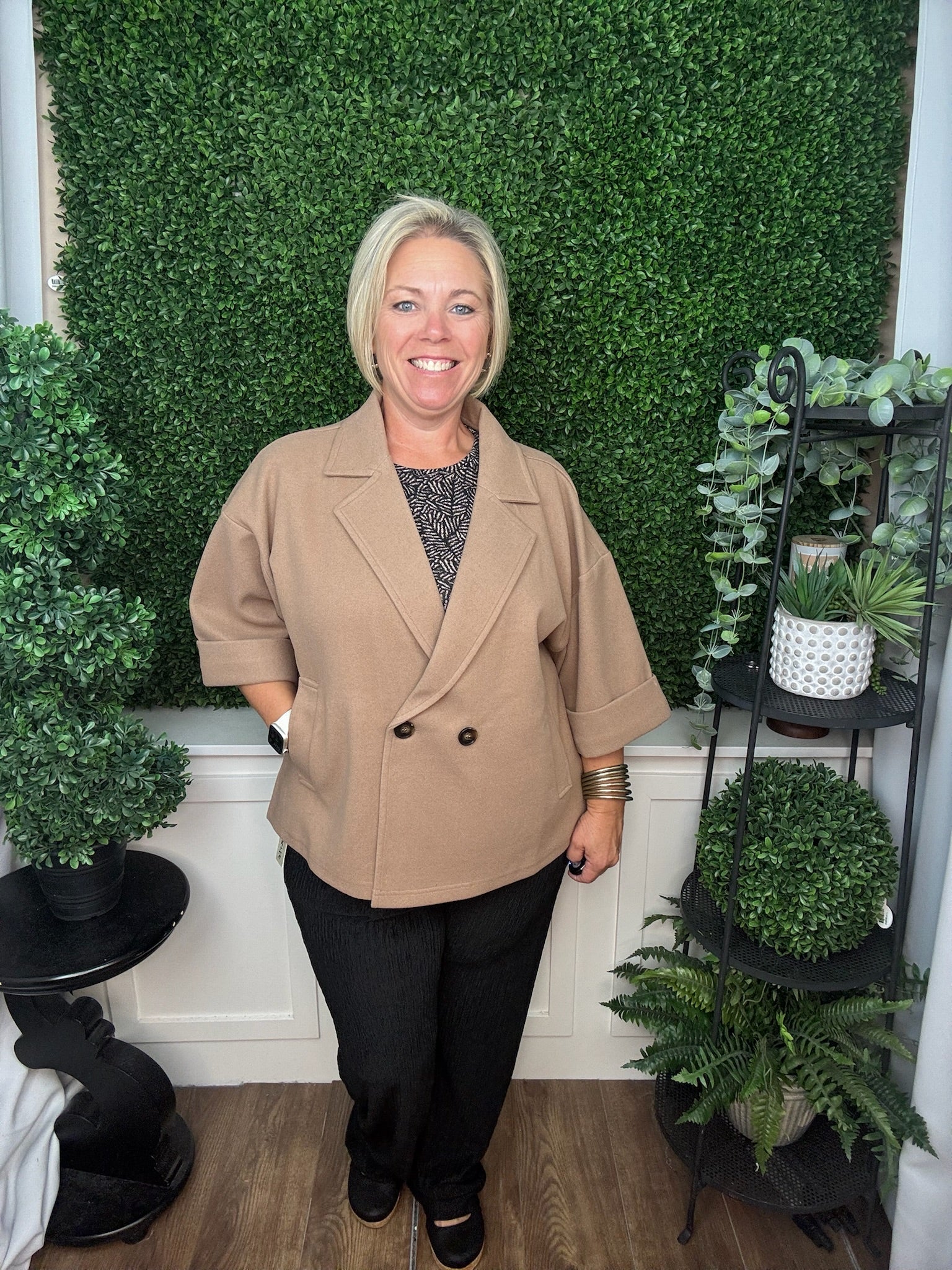 SHORT SLEEVE COLLARED DOUBLE BREASTED BLAZER JACKET WITH POCKETS - TAUPE