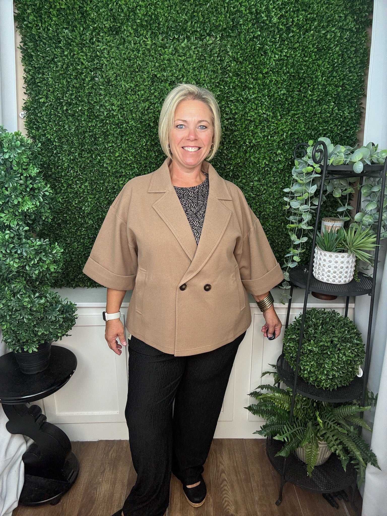 SHORT SLEEVE COLLARED DOUBLE BREASTED BLAZER JACKET WITH POCKETS - TAUPE