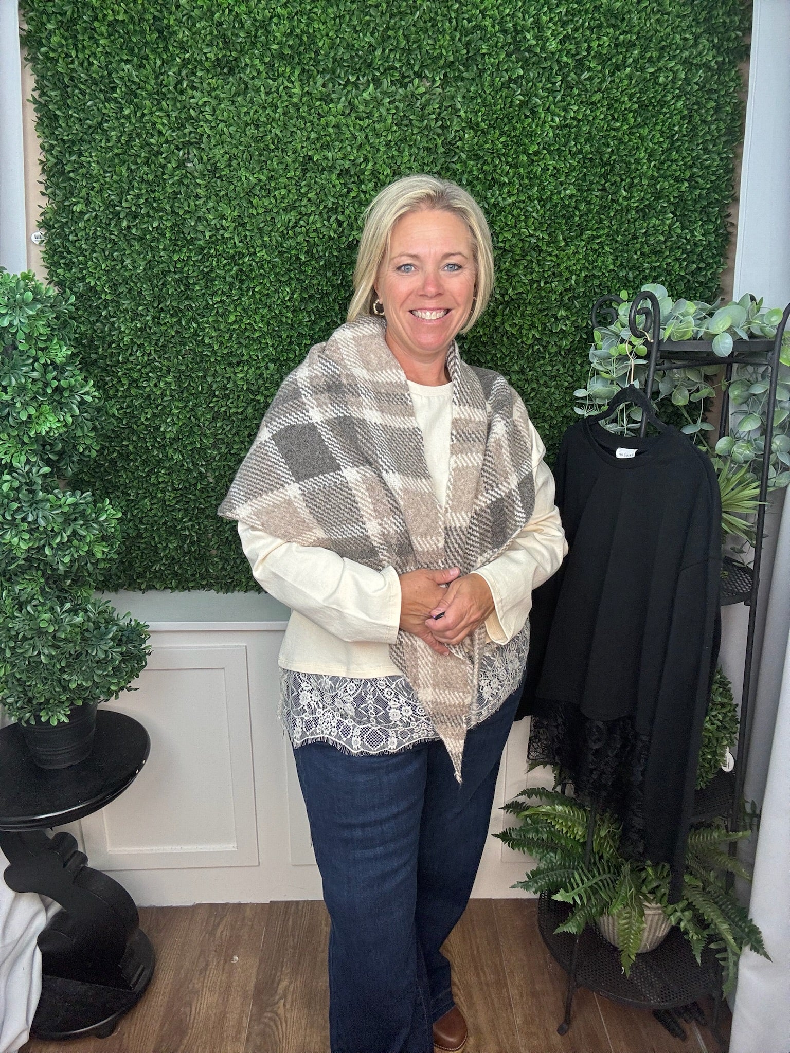 SOREN TRIANGLE SCARF - TAN