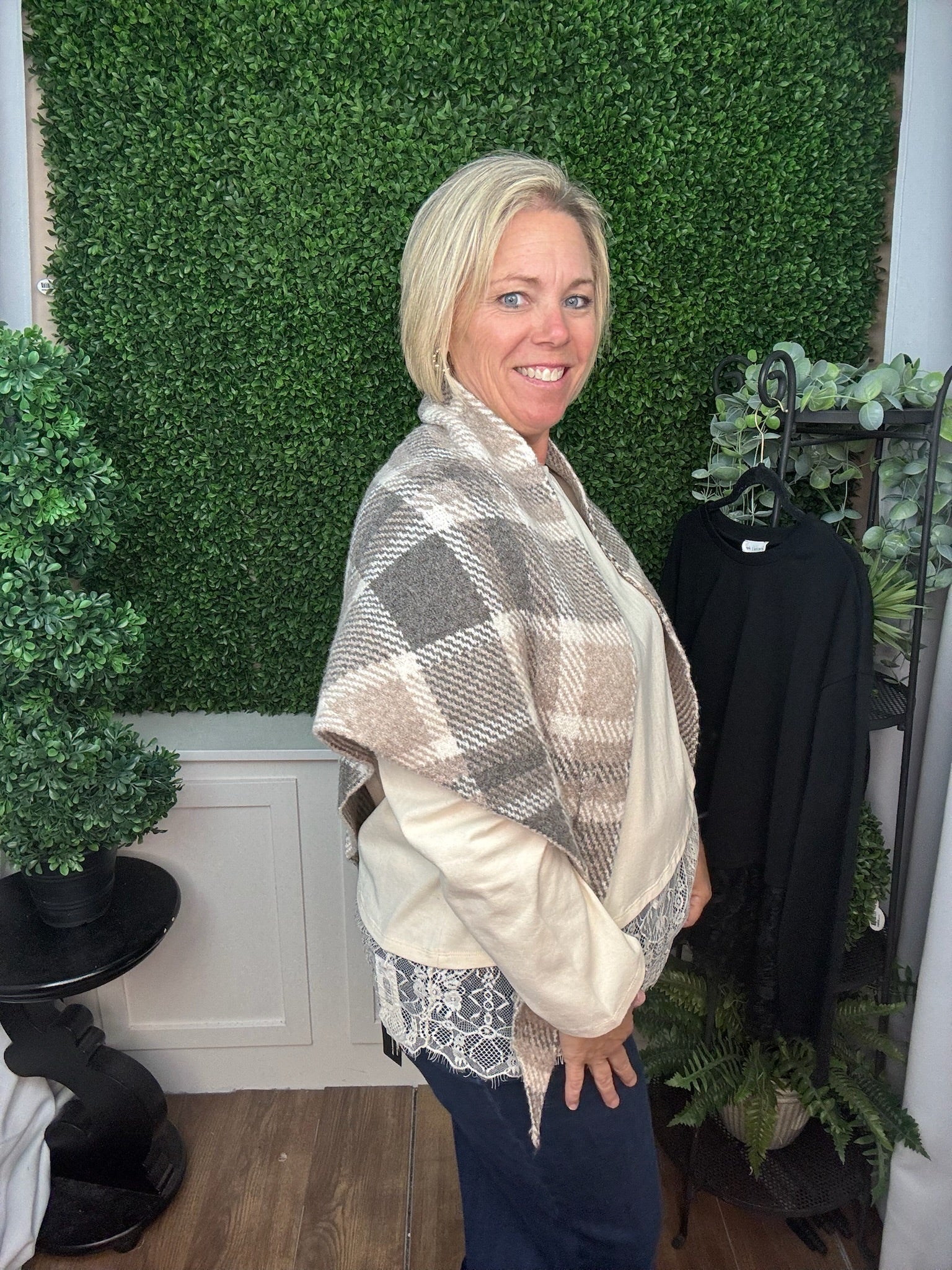 SOREN TRIANGLE SCARF - TAN