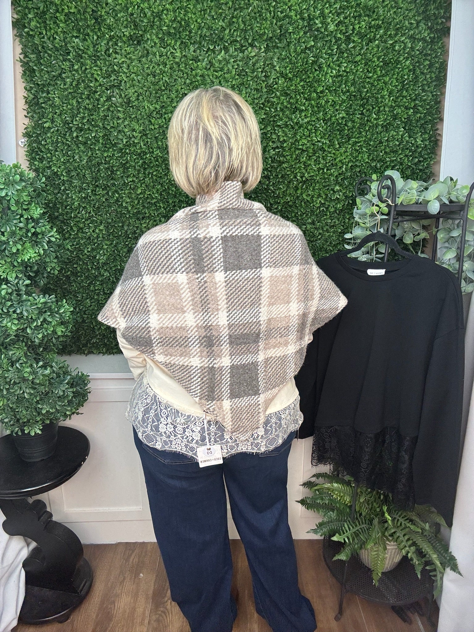 SOREN TRIANGLE SCARF - TAN