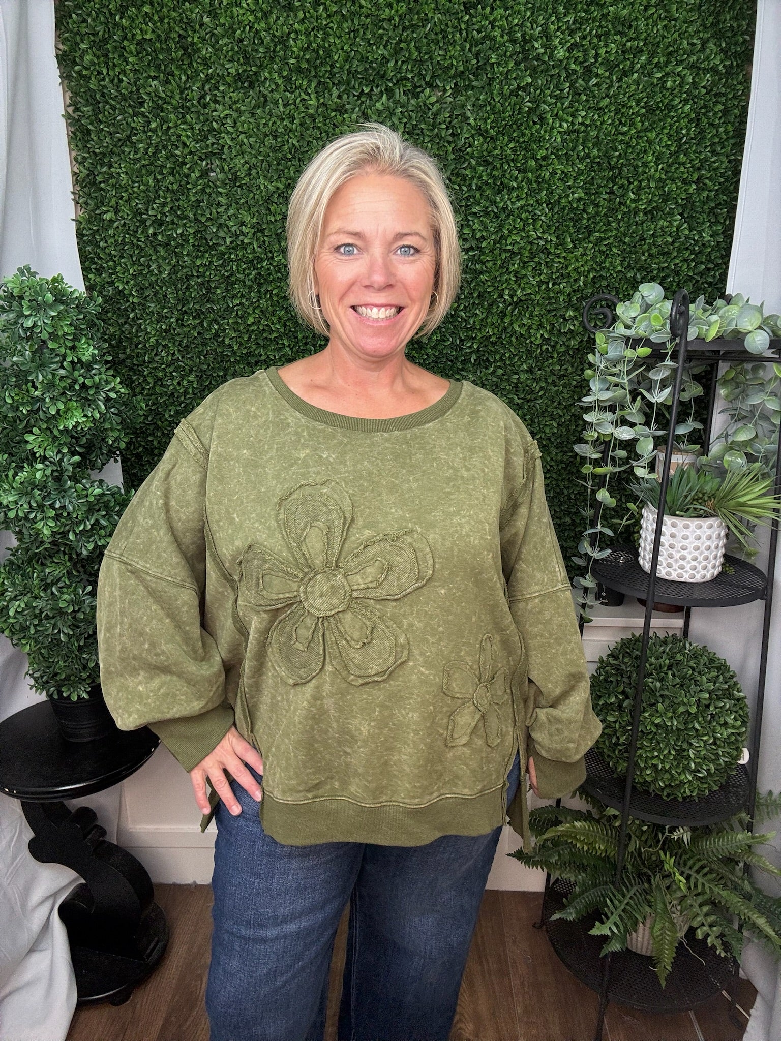 WASHED FLORAL APPLIQUE CREWNECK SWEATSHIRT - OLIVE