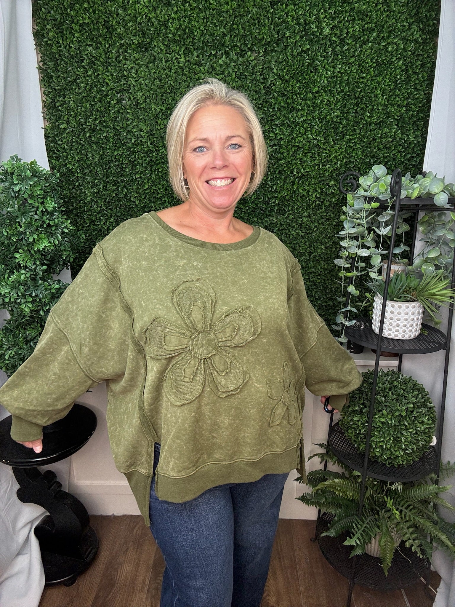 WASHED FLORAL APPLIQUE CREWNECK SWEATSHIRT - OLIVE