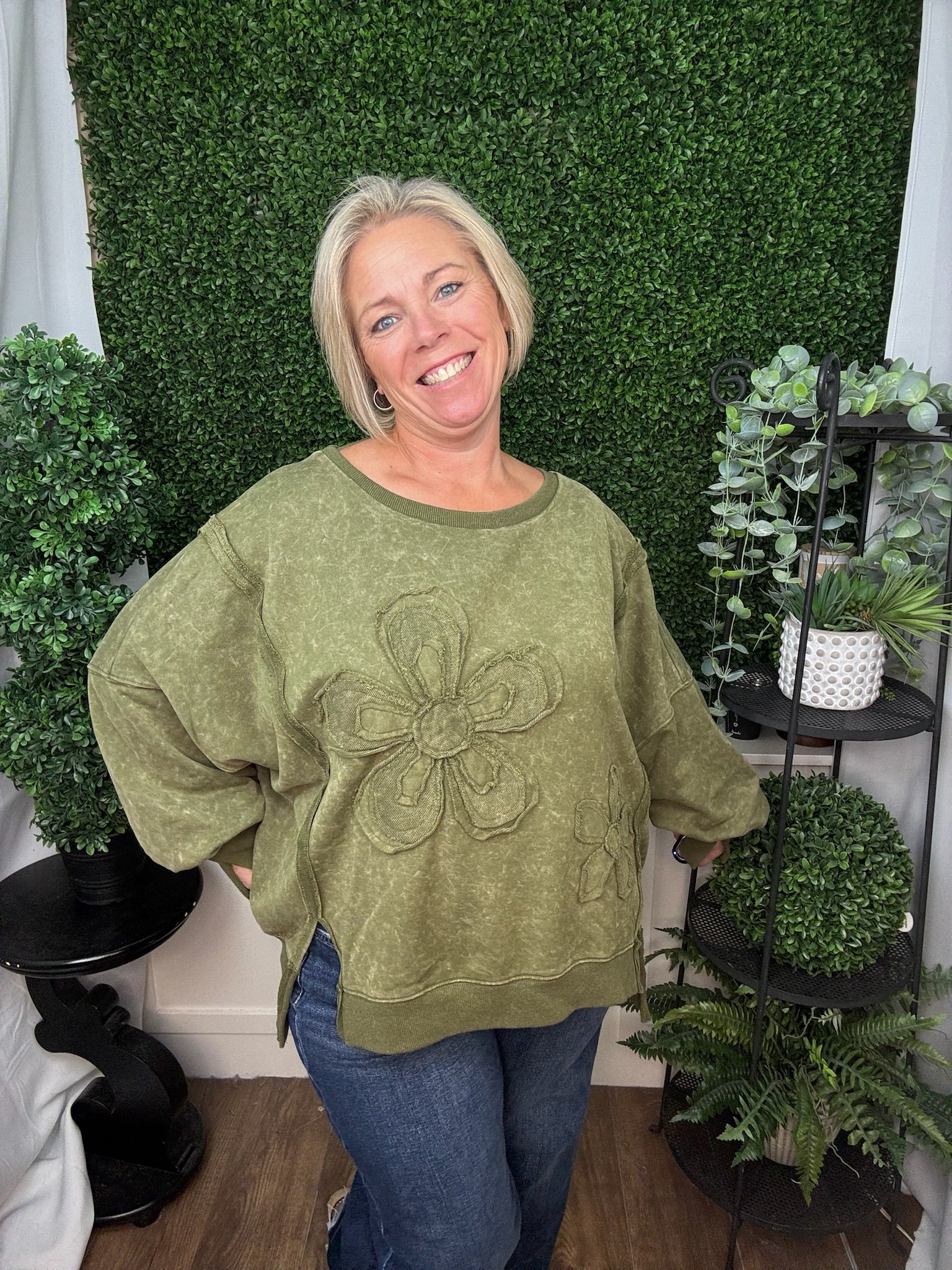 WASHED FLORAL APPLIQUE CREWNECK SWEATSHIRT - OLIVE