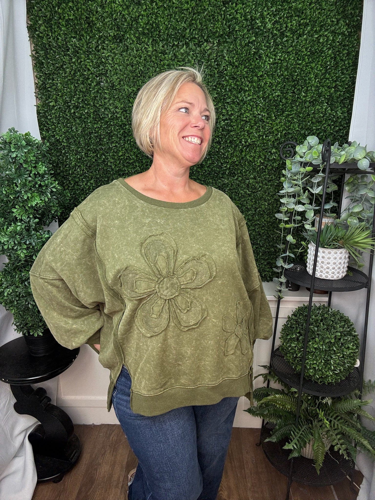 WASHED FLORAL APPLIQUE CREWNECK SWEATSHIRT - OLIVE