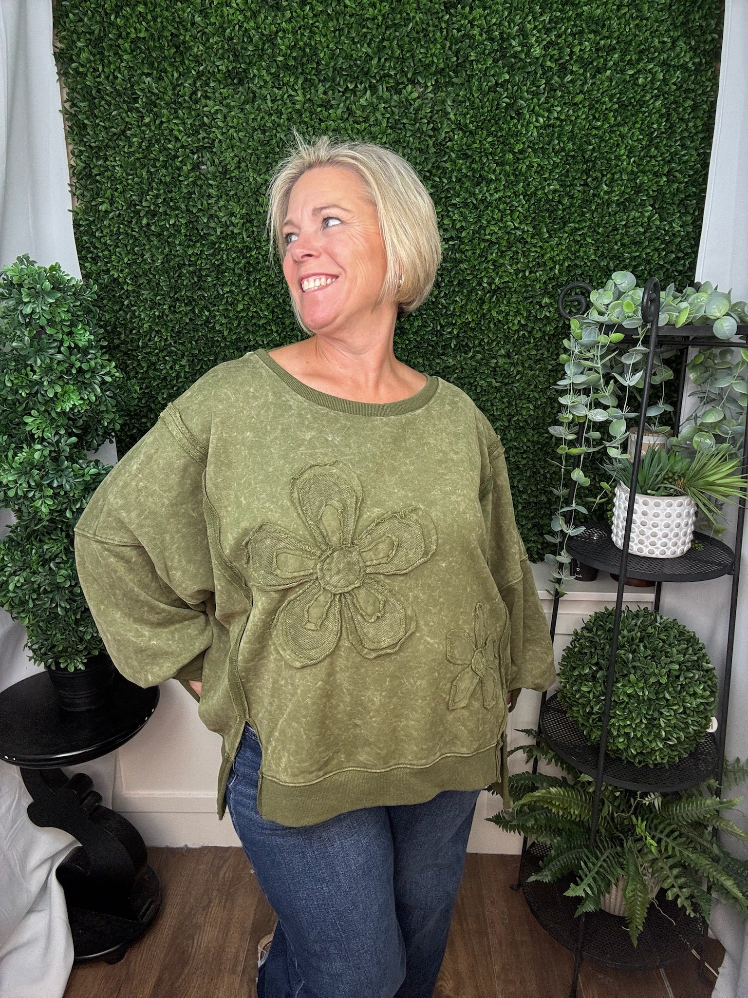 WASHED FLORAL APPLIQUE CREWNECK SWEATSHIRT - OLIVE
