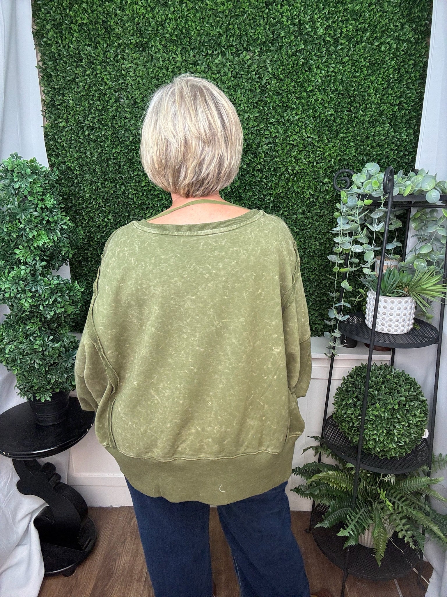 WASHED FLORAL APPLIQUE CREWNECK SWEATSHIRT - OLIVE