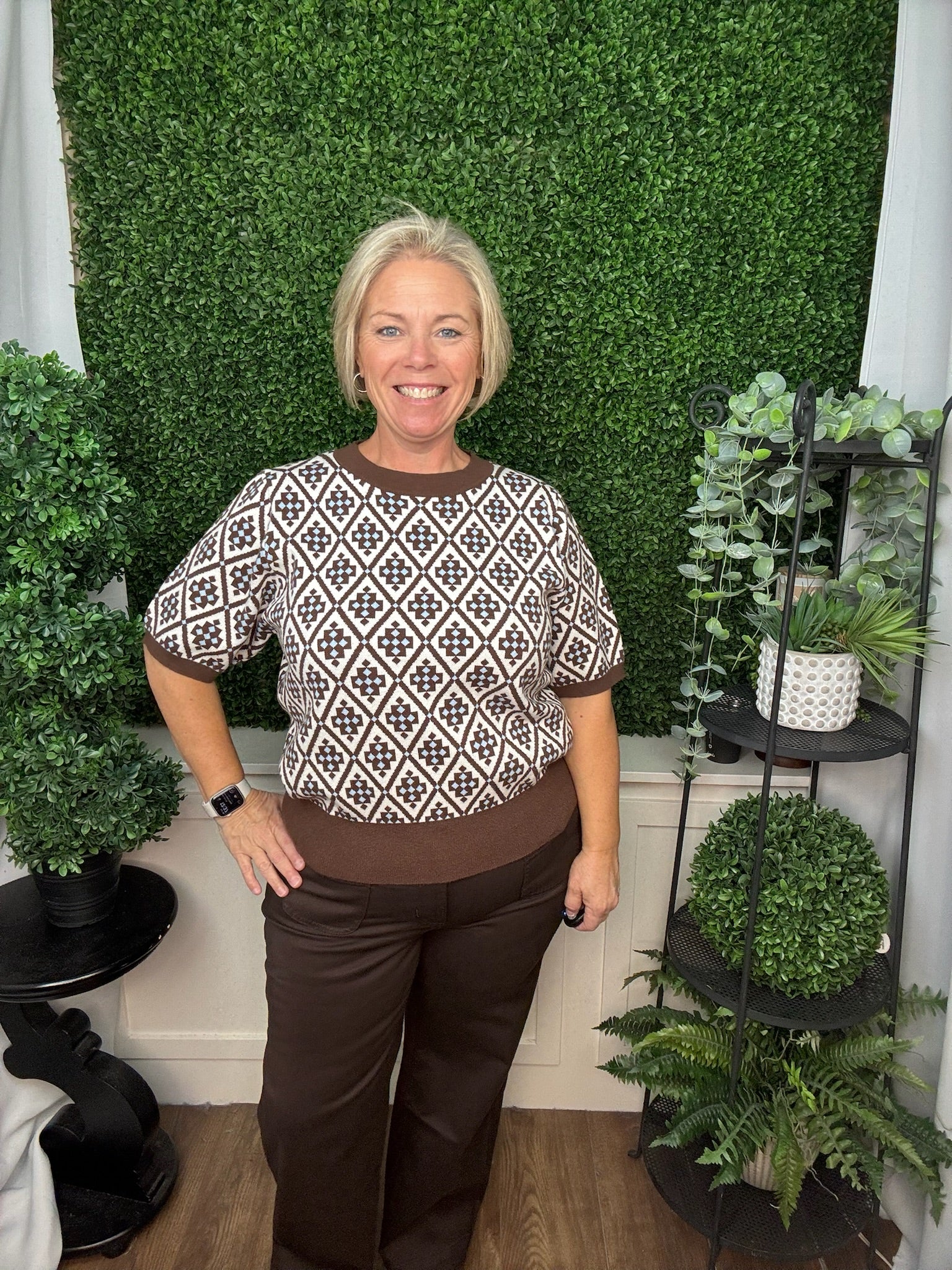 SHORT SLEEVE GEOMETRIC PATTERNED SWEATER TOP - BROWN