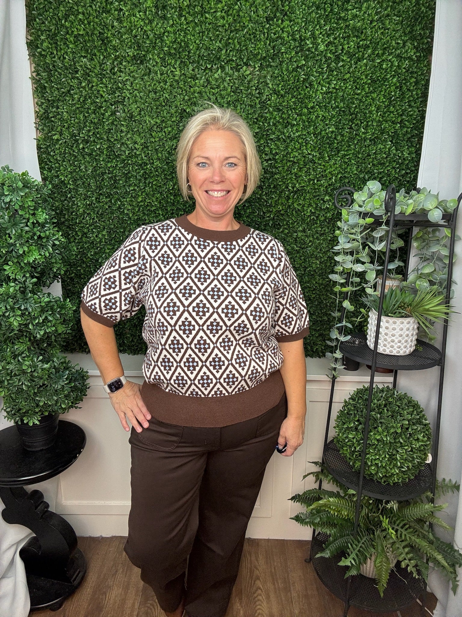 SHORT SLEEVE GEOMETRIC PATTERNED SWEATER TOP - BROWN