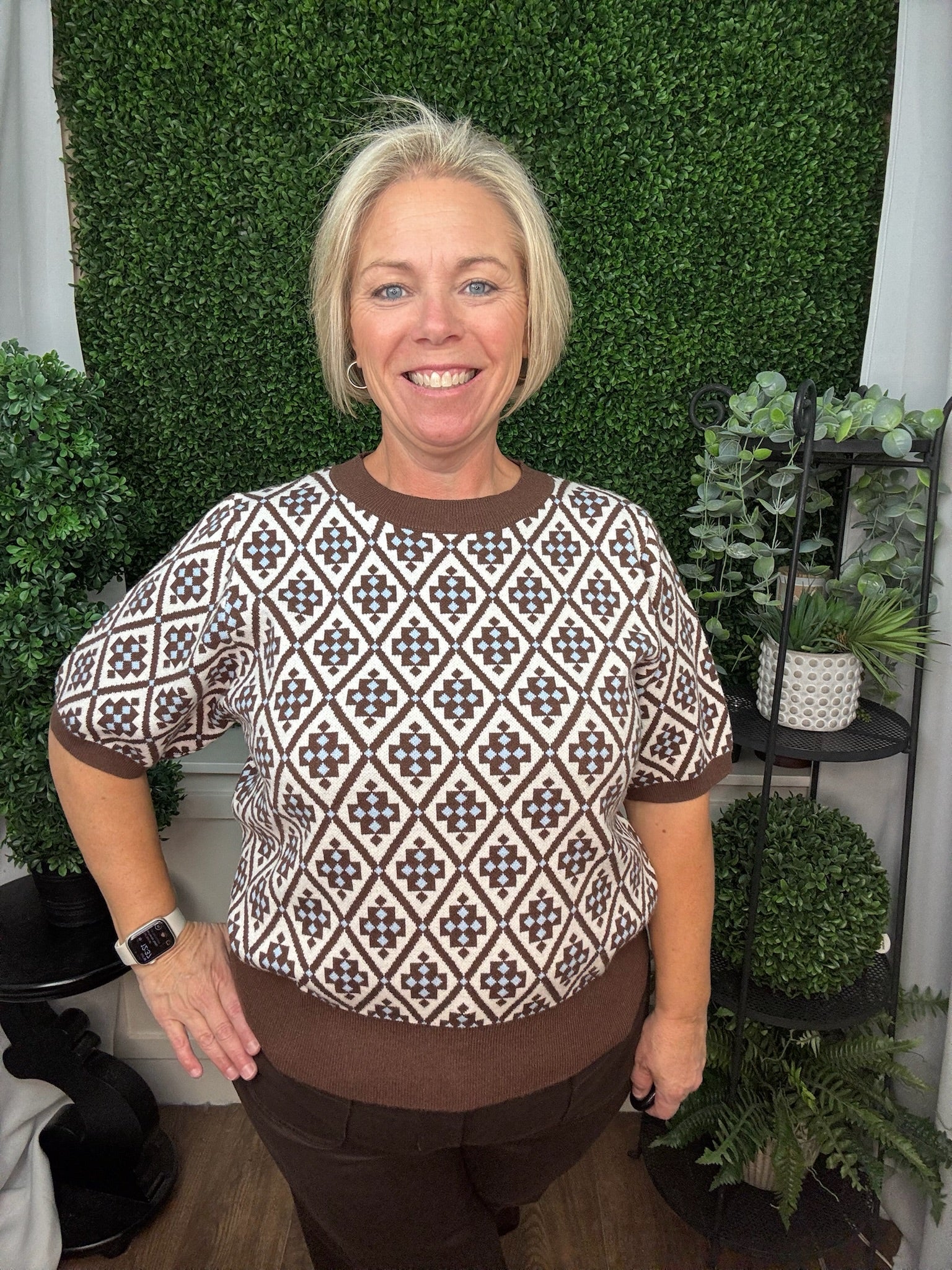 SHORT SLEEVE GEOMETRIC PATTERNED SWEATER TOP - BROWN