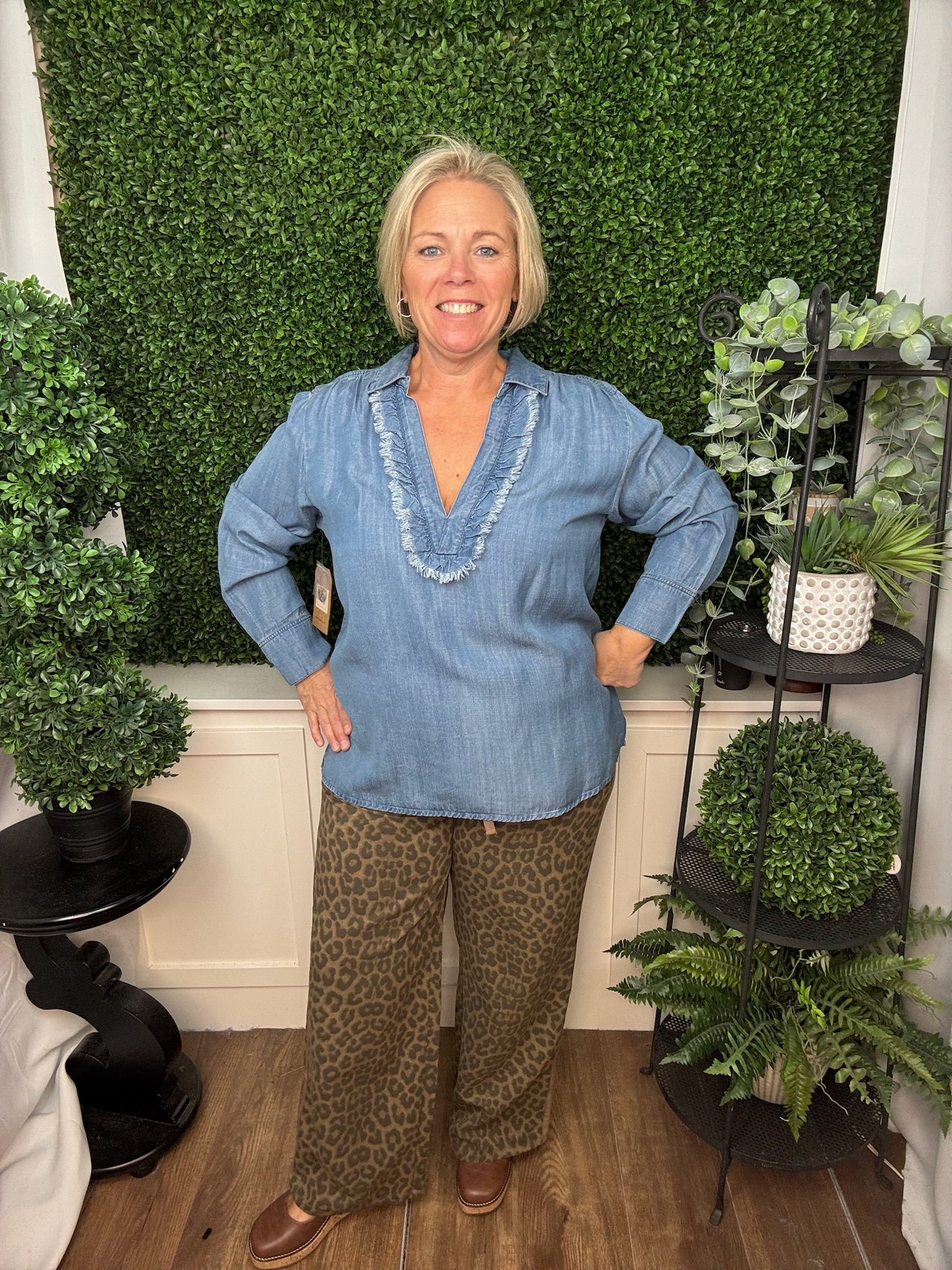 WOVEN SPLIT NECK POPOVER WITH RUFFLE TRIM TOP - BLUE