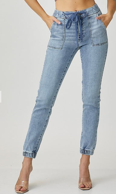 https://jernigansonline.com/cdn/shop/files/skinny-jogger-jeans-light-wash-risen_384x644.jpg?v=1695820527